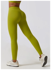 Gros plan du legging de yoga vert avocat taille haute montrant l'effet push-up