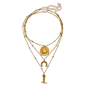 Collana dorata a tre strati con ciondoli a forma di cappello, ferro di cavallo e stivali