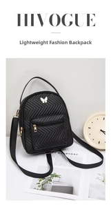 Detalle de la mochila negra acolchada en V con un broche metálico de mariposa en tono dorado