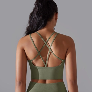 Détail du soutien-gorge de sport vert olive avec bretelles croisées et texture côtelée