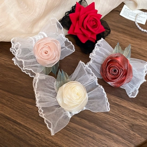 Détail de quatre bracelets roses en dentelle de maille en rose, beige, bordeaux et rouge