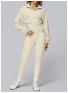 Ganzkörperaufnahme des beigen Slim-Fit-Sweatshirts mit Stehkragen und passender Yogahose