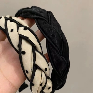 Serre-têtes tressés en tissu à pois et noir uni pour un style de coiffure volumineux