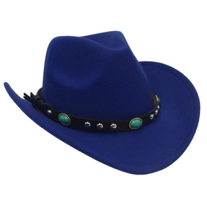 Détail d'un chapeau de cow-boy en feutre bleu roi avec pierres turquoise et rivets