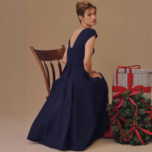 Robe maxi bleu marine dos nu élégante avec lacet et détails plissés pour des fêtes chic