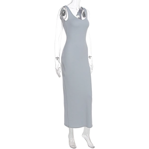 Détail de la robe longue sans manches gris clair avec une coupe ajustée et col rond classique