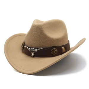 Détail d'un chapeau de cowboy en feutre avec ornement tête de taureau vintage sur bande cuir