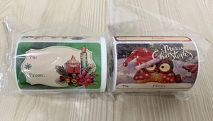 Deux rouleaux d'étiquettes de Noël avec hibou et bougies sur un fond en bois