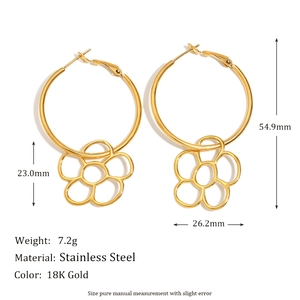Élégantes créoles en acier inoxydable plaqué or 18K avec pendentifs en fleur