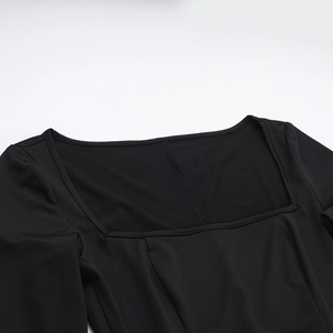 Détail de l'encolure carrée avec couture double aiguille de qualité sur robe noire