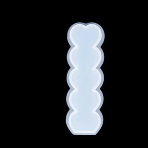 Dettaglio macro dello stampo in silicone flessibile con cinque cuori per candele fai-da-te