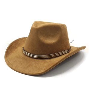 Dettaglio di un cappello da cowboy in pelle scamosciata marrone con fascia di perline