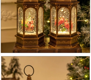 Dettaglio di lanterne natalizie vintage con scene di Babbo Natale e uccello cardinale