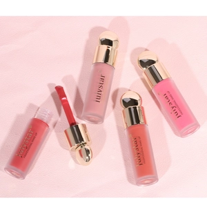 Rouge à lèvres et blush liquide mat en plusieurs teintes avec bouchons dorés élégants