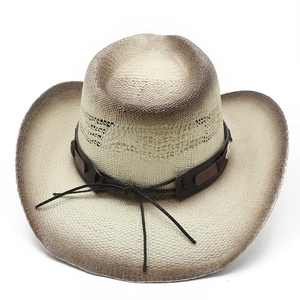 Détail d'un chapeau de cowboy en paille avec tissage ajouré et ruban en cuir marron