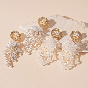 Boucles d'oreilles élégantes à longs pompons avec diamants en résine et perles blanches