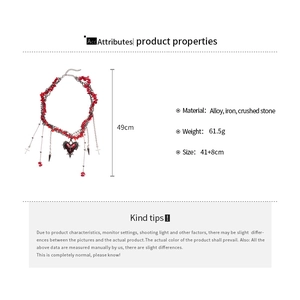 Details einer Gothic-Halskette mit Herz-Kreuz-Anhänger, roten Steinen und Metallkette