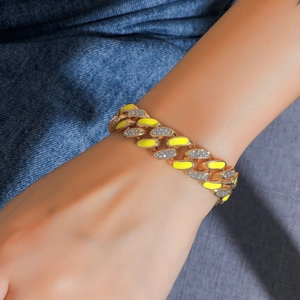 Dettaglio del bracciale hip hop Cuban link con smalto giallo e strass scintillanti