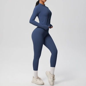 Détail de l'ensemble de yoga bleu brume avec passe-pouces et veste à fermeture éclair