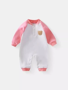 Baby-Thermostrampler in Weiß und Rosa mit süßem Bären-Patch und Druckknöpfen