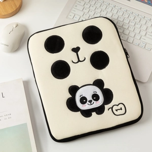 Dettaglio della custodia per laptop panda bianco con ricamo e pois neri