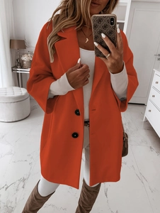 Vue détaillée du manteau en laine orange avec revers classique et boutons noirs