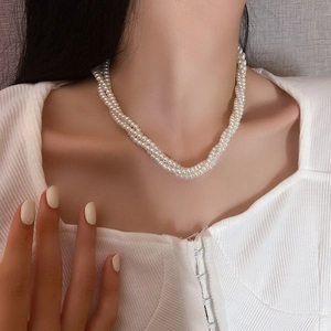 Collana girocollo multistrato con perle sintetiche dal design vintage ed elegante