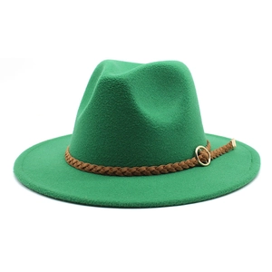 Dettaglio cappello fedora in lana verde erba con fascia in pelle intrecciata marrone