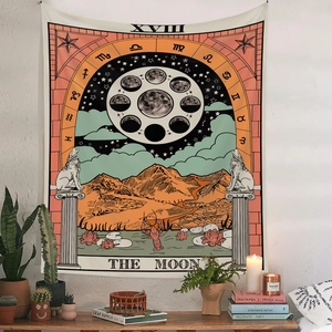 Detail der Tarot-Wanddecke Der Mond an weißer Wand mit Zimmerpflanzen und Dekoration