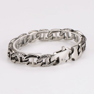 Détail du bracelet chaîne en acier inoxydable avec gravures de motifs d'écailles