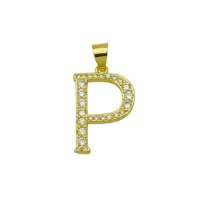 Gros plan du pendentif lettre P doré orné de pierres en oxyde de zirconium scintillantes