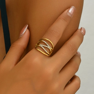 Fashion Geometric Hollow Stainless Steel Ring For Women Luxury Rhinestone Gold Irregular Wavy Finger Ring Wedding Party Jewelry