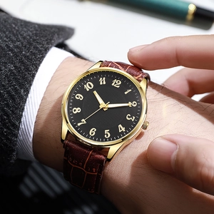 Orologio business da uomo con cassa dorata, quadrante nero strutturato e cinturino in pelle