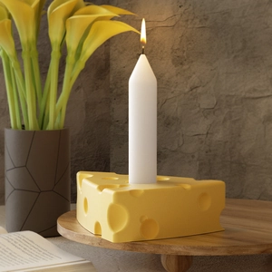 Vista ravvicinata del portacandele giallo a forma di formaggio con trama porosa