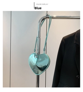 Detailansicht der herzförmigen blauen Umhängetasche mit metallischem Reißverschluss