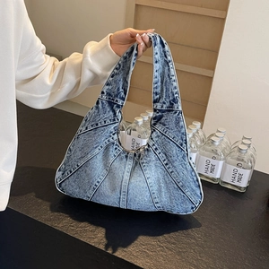 Sac à épaule élégant en denim bleu avec design structuré à panneaux et fermeture éclair