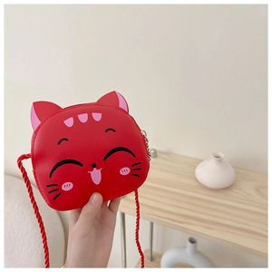Detail of red cartoon cat crossbody bag for girls with adjustable woven strap