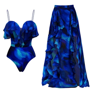 Detail von blauem Set mit abstraktem Print, Rüschentop und passendem fließendem Maxirock