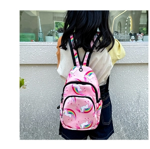 Vista trasera del bolso de pecho rosa con unicornio arcoíris para niñas con correas