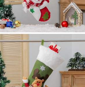 Détail de chaussettes de Noël avec motifs 3D bonhomme de neige et renne sur cheminée