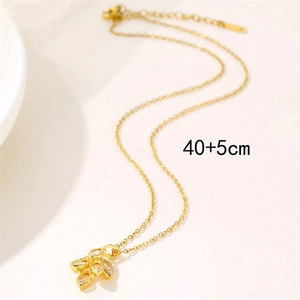 Collier mode pour femme avec pendentif feuille dorée et pierres en zircone cubique