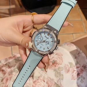 Montre à quartz élégante pour femme avec bracelet en silicone bleu clair et lunette en diamant