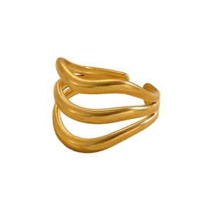 Vue détaillée d'une bague dorée minimaliste avec vagues superposées et fini mat