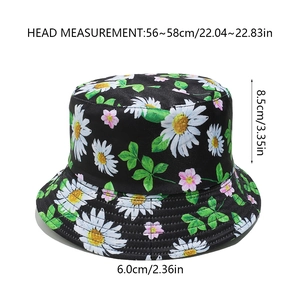 Détails du guide des tailles et de l'imprimé floral sur un chapeau bob noir à marguerites