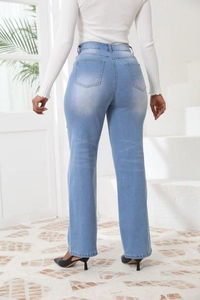 Vue arrière du jean taille haute bleu clair montrant les poches et la coupe ajustée