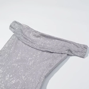 Haut argenté à épaules dénudées pour femme avec strass brillants et coupe ajustée élégante