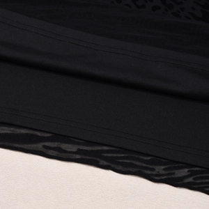 Détail du tissu en résille à motif léopard noir et des coutures de cette robe sexy