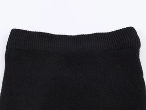 Détail macro de la taille élastique en maille côtelée pour jupe tricotée noire