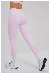 Vue arrière du legging de yoga taille haute rose pâle avec design sculptant fessier