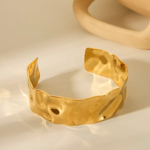 Bracciale rigido largo in acciaio inossidabile dorato 18K con finitura martellata